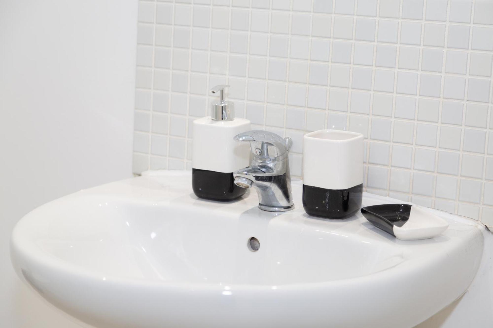 Serviced Apartment In Liverpool City Centre - Free Parking - Balcony - By Happy Days Εξωτερικό φωτογραφία