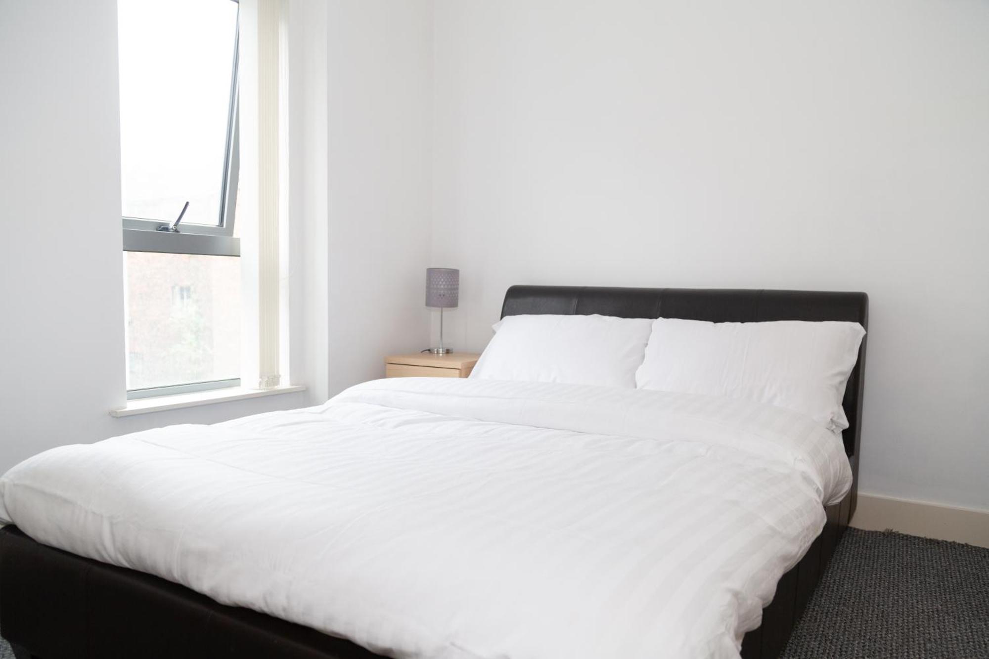 Serviced Apartment In Liverpool City Centre - Free Parking - Balcony - By Happy Days Εξωτερικό φωτογραφία