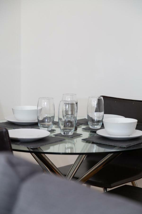 Serviced Apartment In Liverpool City Centre - Free Parking - Balcony - By Happy Days Εξωτερικό φωτογραφία